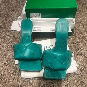 Bottega Veneta - Lido Sandals Size 39 in Acid Turquoise